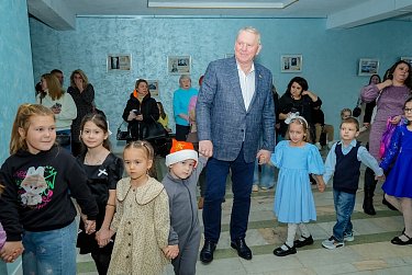 «Депутатская елка» собрала более 400 детей